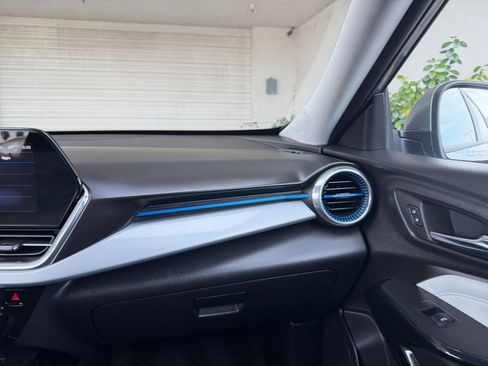 Used 2025 Chevrolet Trax LT FWD image 35