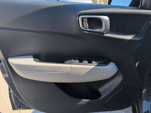 Used 2025 Hyundai Venue SEL FWD image 11