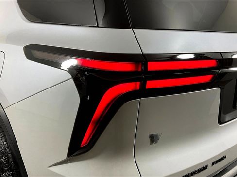 Used 2024 Chevrolet Traverse Z71 w/ Enhanced Driving Package image 23