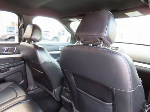 Used 2017 Ford Explorer XLT w/ Equipment Group 202A image 32