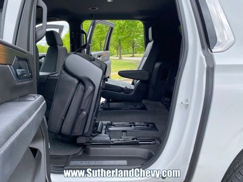 Used 2025 GMC Yukon XL Denali AWD/4WD image 40
