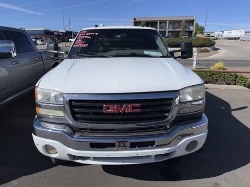 Used 2004 GMC Sierra 2500 SLT w/ Heavy-Duty Power Package AWD/4WD image 2