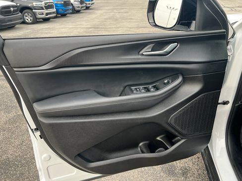 Used 2024 Jeep Grand Cherokee Altitude image 12