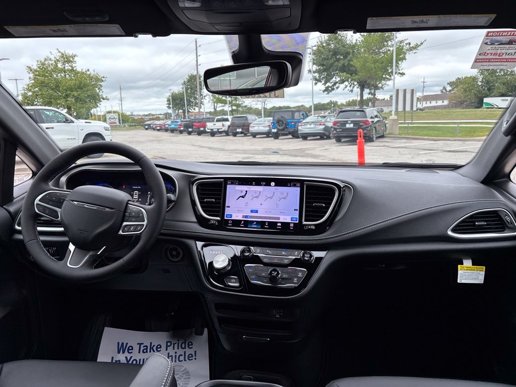 New 2027 Chrysler Pacifica Select FWD image 2