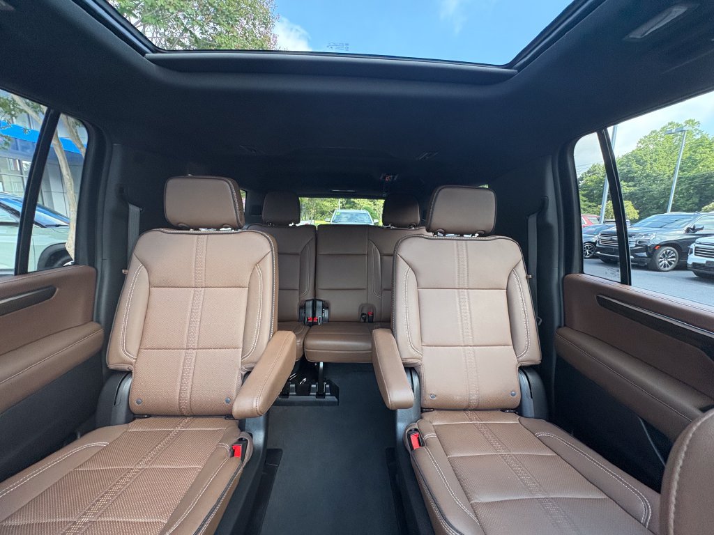 Used 2026 Chevrolet Suburban High Country AWD/4WD image 9
