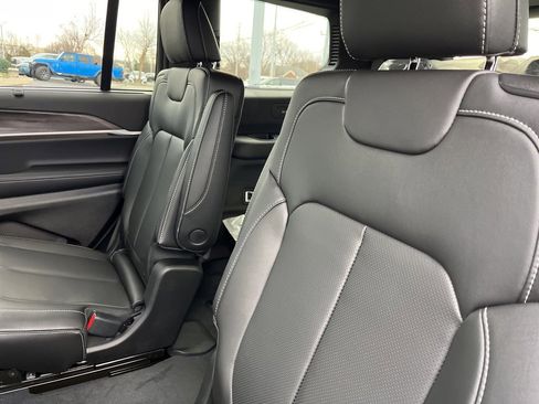 New 2025 Jeep Grand Cherokee L Limited w/ Luxury Tech Group II image 38