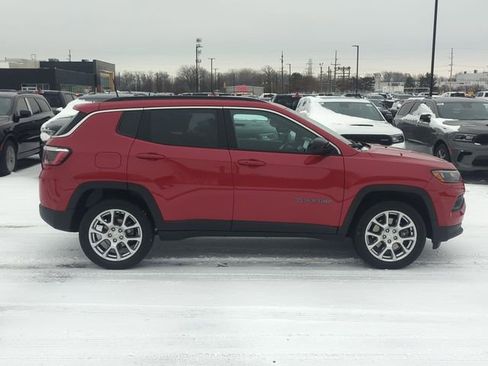 Used 2023 Jeep Compass Latitude AWD/4WD image 2