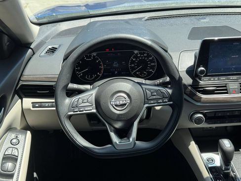 Used 2025 Nissan Altima 2.5 SV FWD image 29