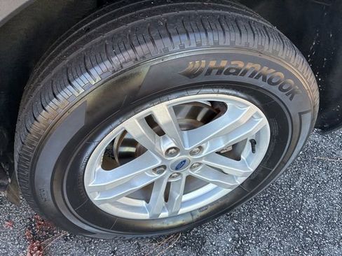 Used 2023 Ford Explorer XLT image 12