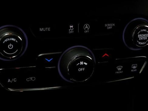 Used 2019 Jeep Cherokee Latitude w/ Cold Weather Group image 11