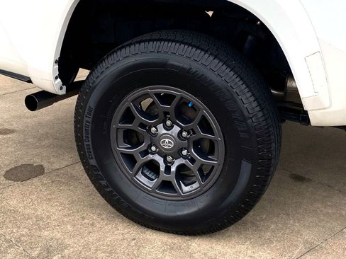 Used 2017 Toyota Tacoma SR5 w/ Tow Package image 8