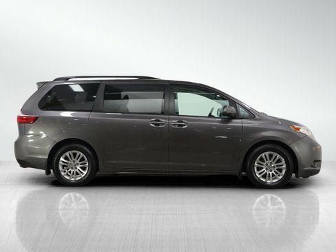 Used 2015 Toyota Sienna XLE image 6