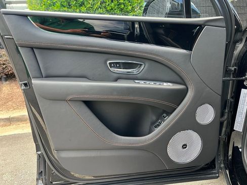 Used 2023 Bentley Bentayga image 28