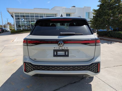 New 2026 Volkswagen Tiguan SE R-Line FWD image 5