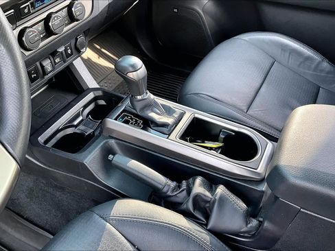 Used 2022 Toyota Tacoma Limited image 17