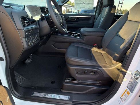 New 2026 Chevrolet Suburban Z71 w/ Comfort Package AWD/4WD image 17