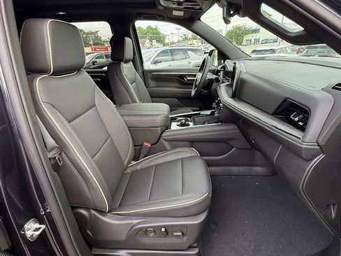 New 2025 Chevrolet Suburban Premier image 19