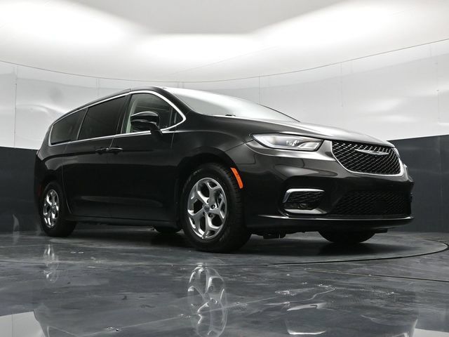 Certified 2024 Chrysler Pacifica Limited FWD image 61