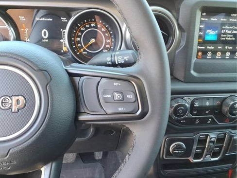 Used 2023 Jeep Gladiator Sport AWD/4WD image 18