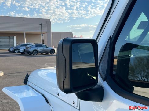 Used 2022 Jeep Gladiator Rubicon w/ LED Lighting Group AWD/4WD image 9