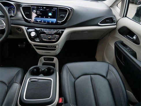 Used 2024 Chrysler Pacifica Touring-L image 12
