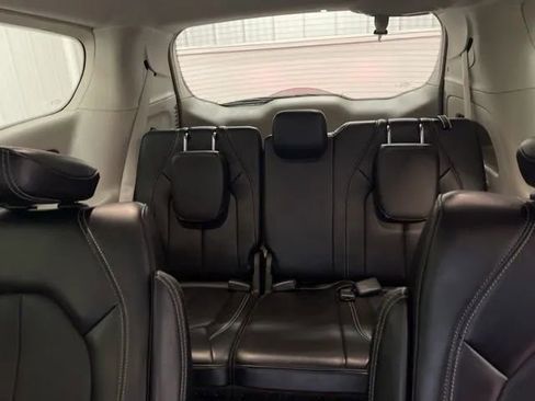 Used 2024 Chrysler Pacifica Touring-L image 12