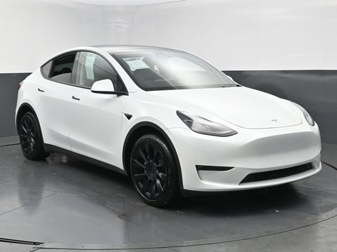 Used 2022 Tesla Model Y Long Range image 2