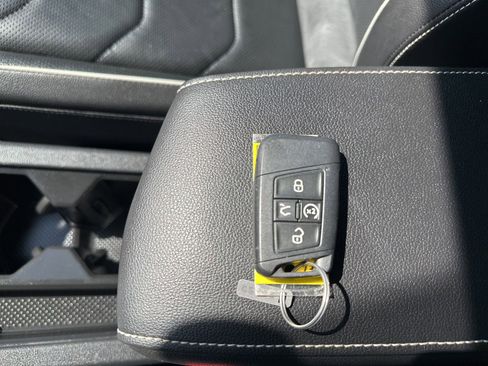 Certified 2022 Volkswagen Tiguan SEL R-Line image 68