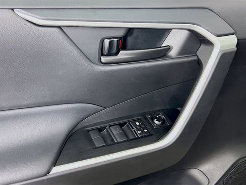 Used 2021 Toyota RAV4 LE image 18