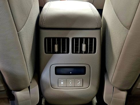 Used 2010 Cadillac DTS Premium image 27