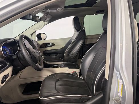 Used 2024 Chrysler Pacifica Limited FWD image 22