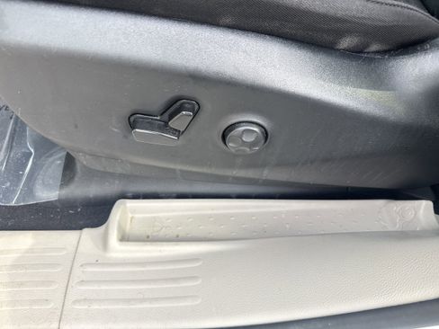 Used 2023 Chrysler Voyager LX image 4