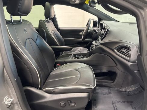 Used 2025 Chrysler Pacifica Limited image 11