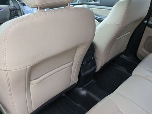 Used 2018 Ford Explorer XLT w/ Equipment Group 202A AWD/4WD image 18