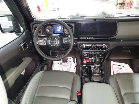 Used 2025 Jeep Gladiator Mojave AWD/4WD image 15