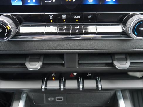 Used 2023 Chevrolet Colorado Trail Boss w/ Technology Package image 17