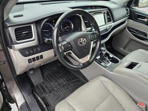 Used 2019 Toyota Highlander XLE image 10