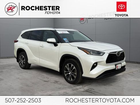 Used 2021 Toyota Highlander XLE AWD/4WD image 1