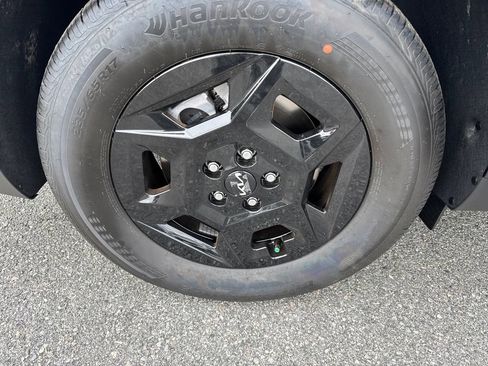 Used 2025 Kia Carnival FWD image 16