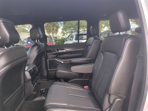 Used 2023 Jeep Wagoneer Series III w/ Preferred Equipment Group image 16