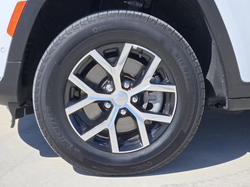 Certified 2024 Jeep Grand Cherokee L Limited w/ Luxury Tech Group II image 13