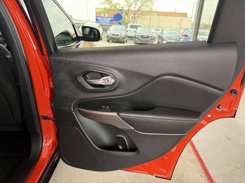 Used 2021 Jeep Cherokee Latitude FWD image 13