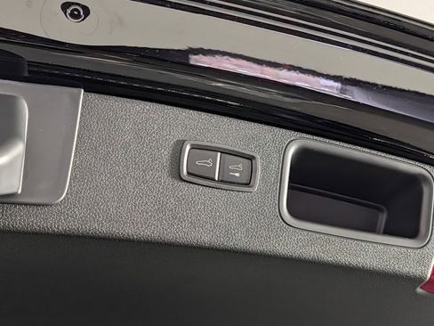 New 2026 Porsche Macan image 18