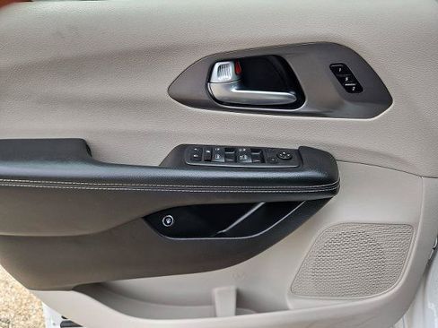 Used 2023 Chrysler Pacifica Touring-L FWD image 20