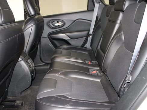 Used 2019 Jeep Cherokee Limited image 18