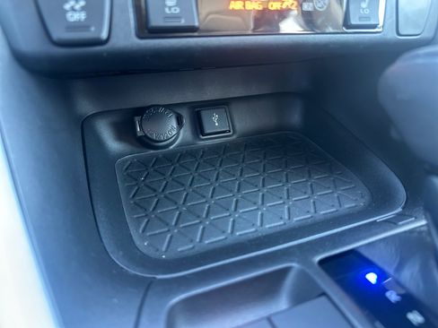 Used 2021 Toyota RAV4 XLE Premium image 24