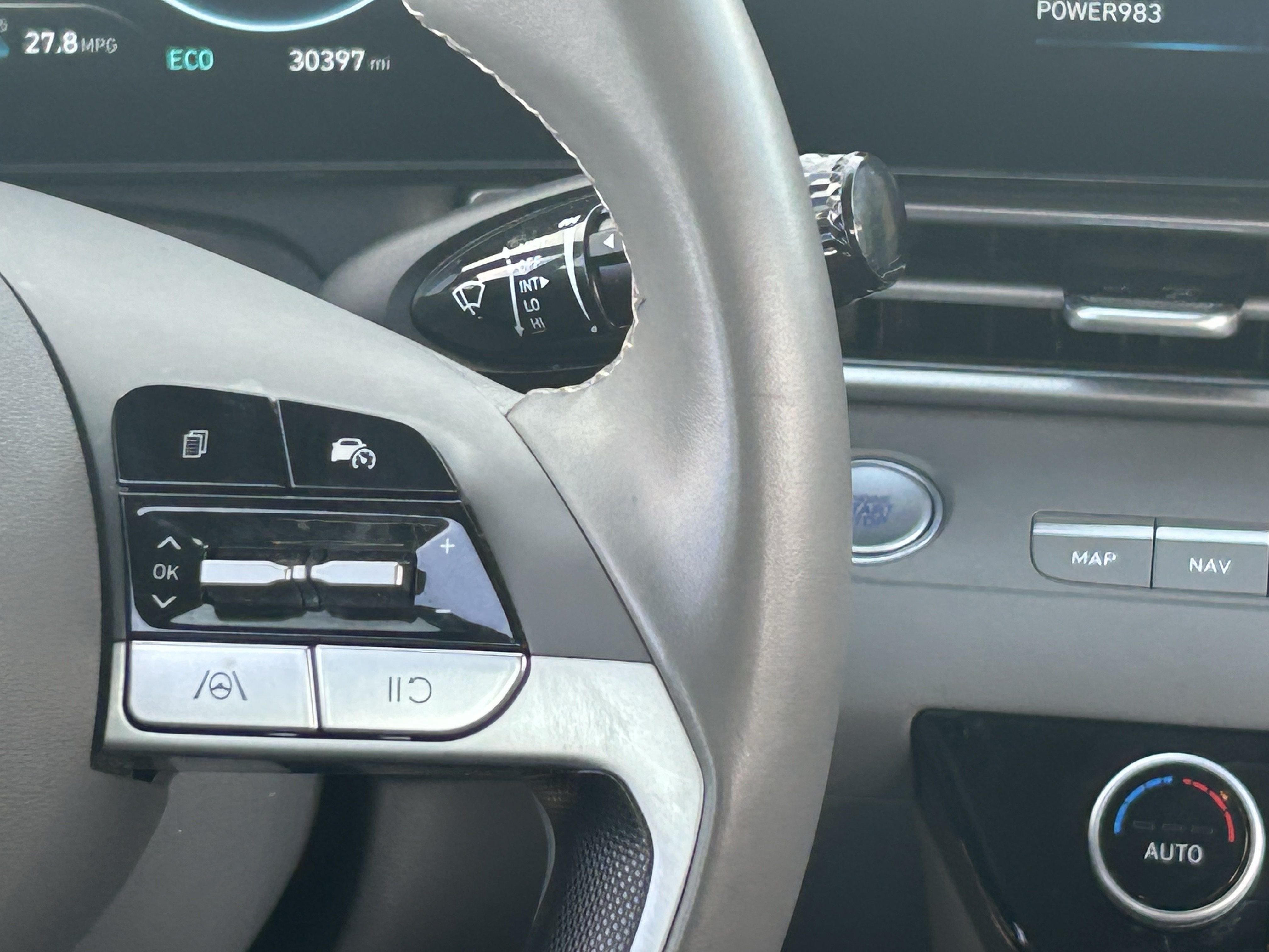 Used 2025 Hyundai Elantra SEL FWD image 24