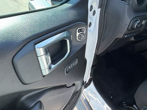 Used 2025 Jeep Wrangler Unlimited Rubicon 4xe AWD/4WD image 15