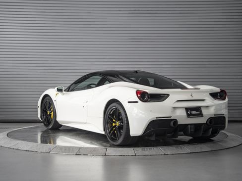 Used 2018 Ferrari 488 GTB RWD image 3