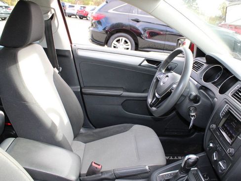 Used 2017 Volkswagen Jetta S image 11
